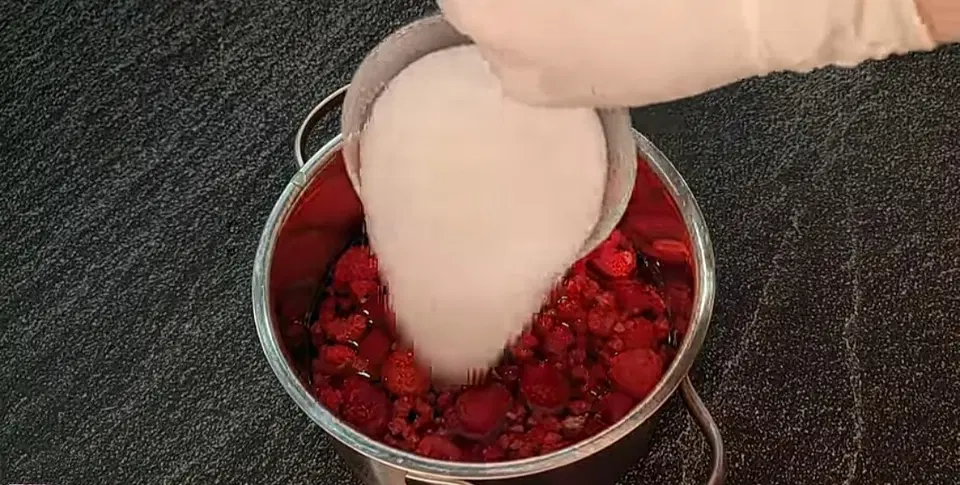 Малиновый конфитюр — шаг 1