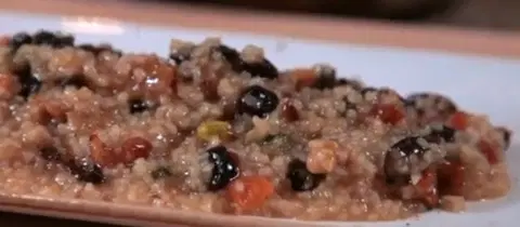 Каша из булгура с сухими фруктами и медом