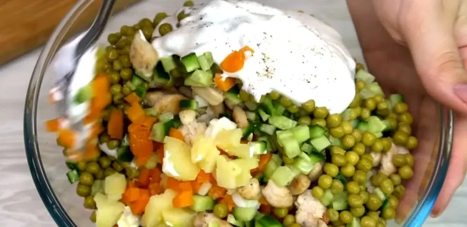 Салат оливье с мясом и свежими огурцами — шаг 11