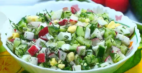 Весенний салат с редисом, огурцами и яйцами