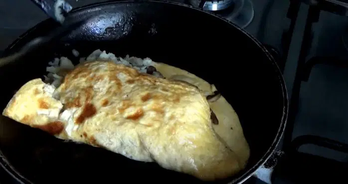 Нежный омлет с грибами, специями и сыром — шаг 4