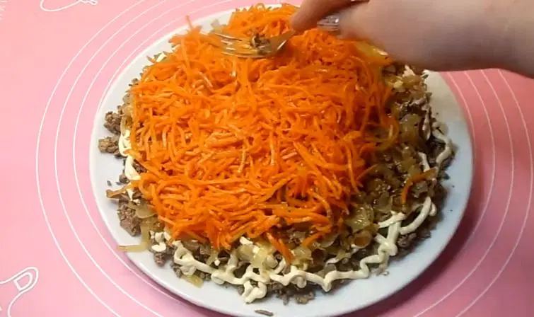 Печеночный слоеный салат — шаг 2