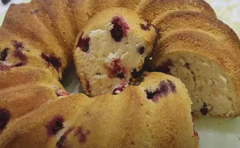 Пирог с жимолостью