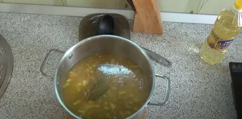 Суп с тушенкой, картошкой и вермишелью