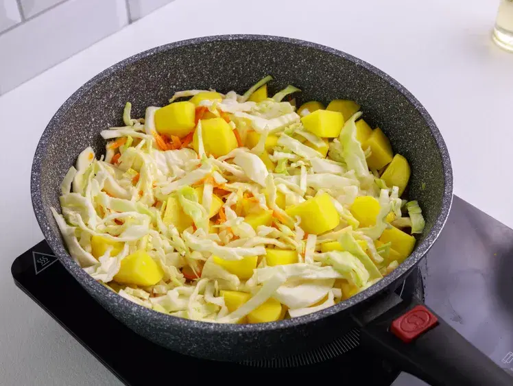 Рагу с сосисками и капустой — шаг 6