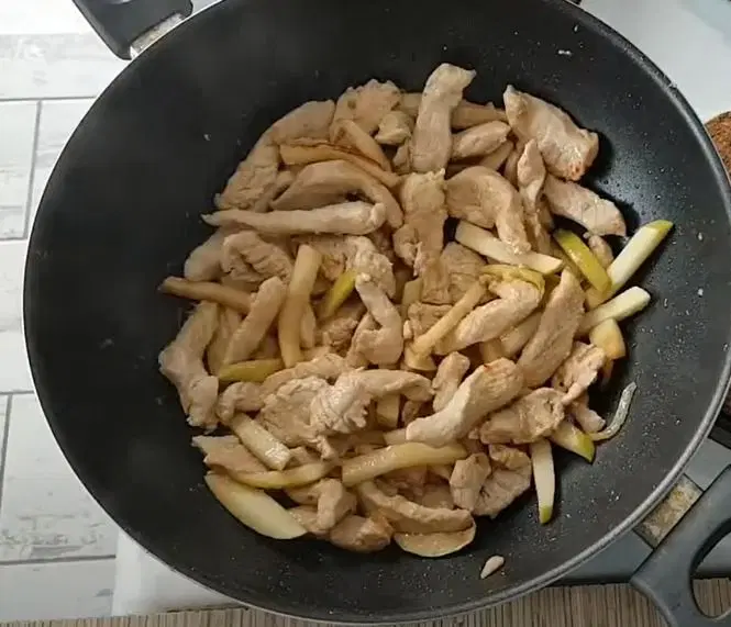 Индейка с яблоками и луком — шаг 5
