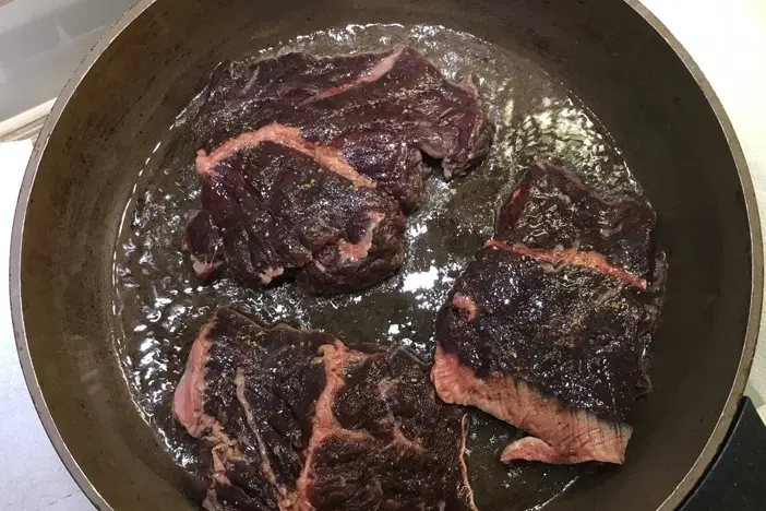 Мясо по-французски с пышной шапкой — шаг 2