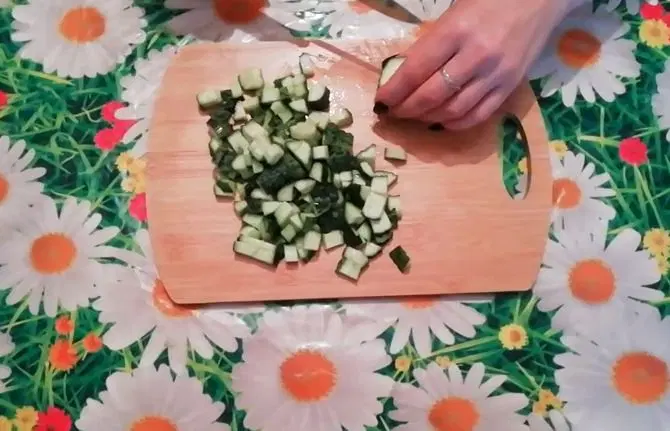 Салат с куриным филе, сухариками и овощами — шаг 4