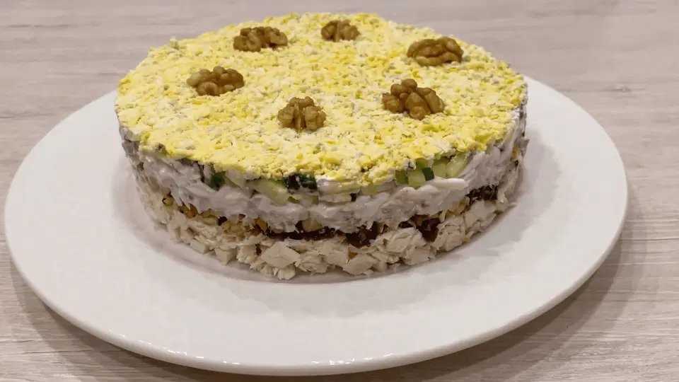 Салат с черносливом и курицей — шаг 9