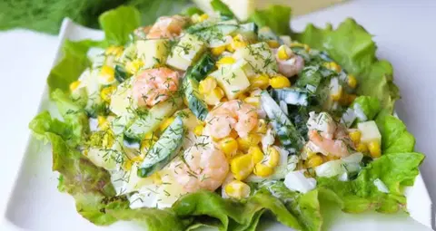 Салат с креветками и кукурузой