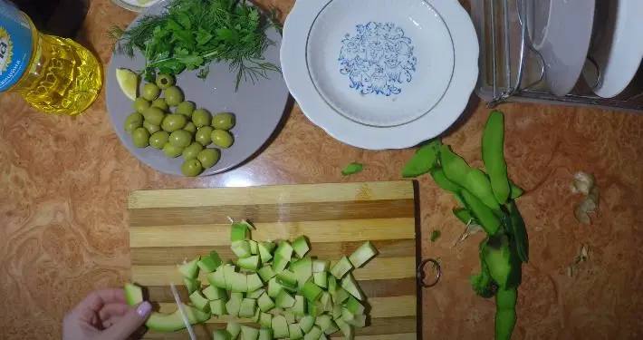 Салат с куриной грудкой авокадо и оливками — шаг 2