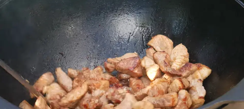 Бигус из свежей капусты с мясом в казане — шаг 5