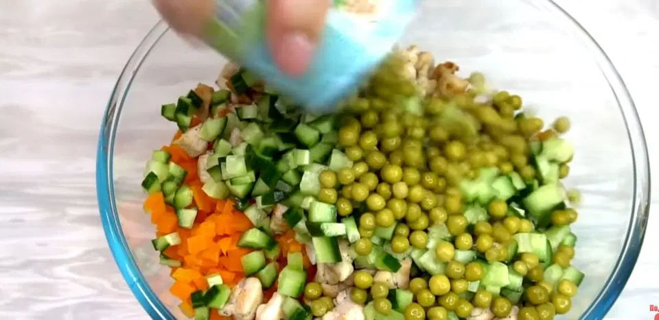 Салат оливье с мясом и свежими огурцами — шаг 10