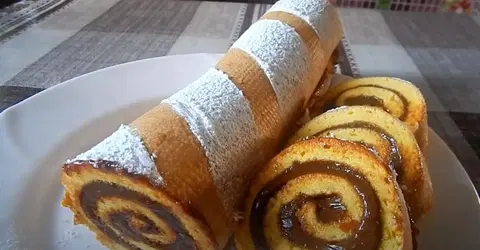 Быстрый рулет из сгущенки с начинкой