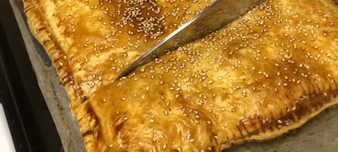 Закрытая пицца из слоёного теста