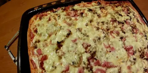 Грибная пицца с колбасой и сыром