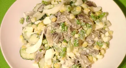 Грибной салат с кукурузой