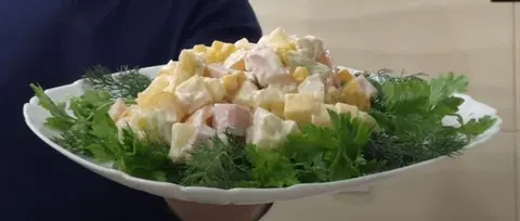 Салат с курицей, ветчиной и ананасами