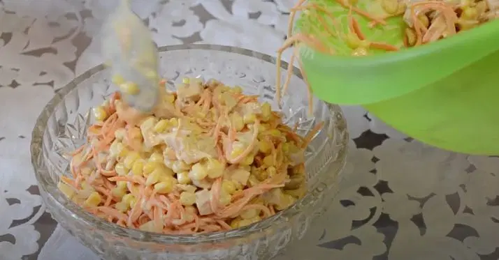 Салат с копченой курицей и корейской морковью — шаг 3