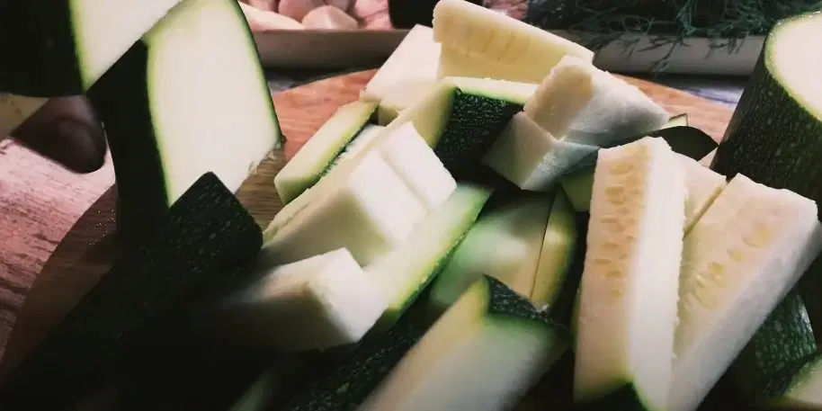 Кабачок, маринованный в соевом соусе — шаг 2
