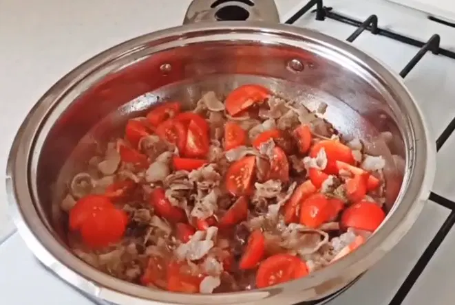 Паста в сливочном соусе с чесноком и помидорами — шаг 3