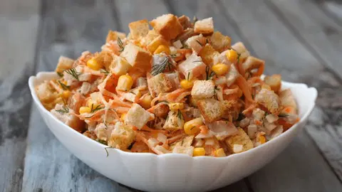 Салат с курицей морковью по-корейски и сухарями