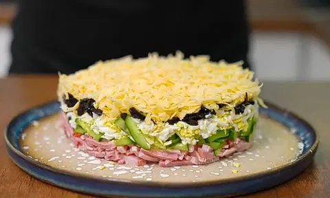 Салат с ветчиной, яйцами и сыром