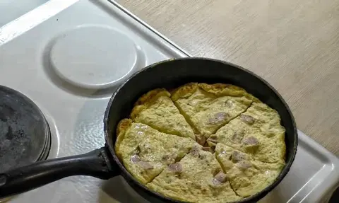 Омлет с колбасой на сковороде
