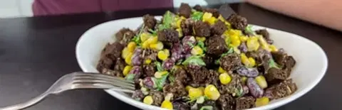 Салат с красной фасолью, кукурузой и сухариками