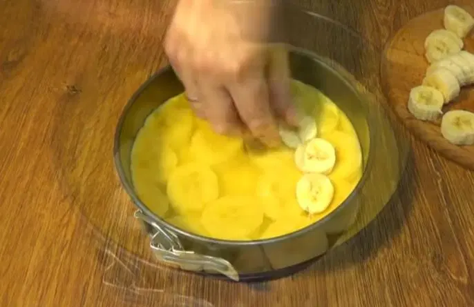 Пирог с бананами и сметанным кремом — шаг 5