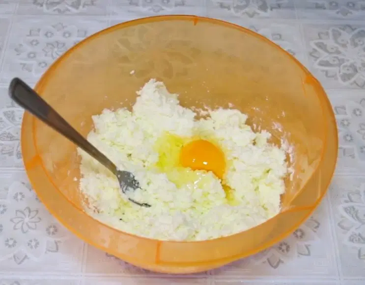 Вкусные творожные сырники с изюмом — шаг 1