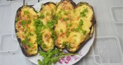 Баклажаны, фаршированные мясом, в духовке