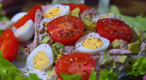 Салат с тунцом, авокадо и яйцами