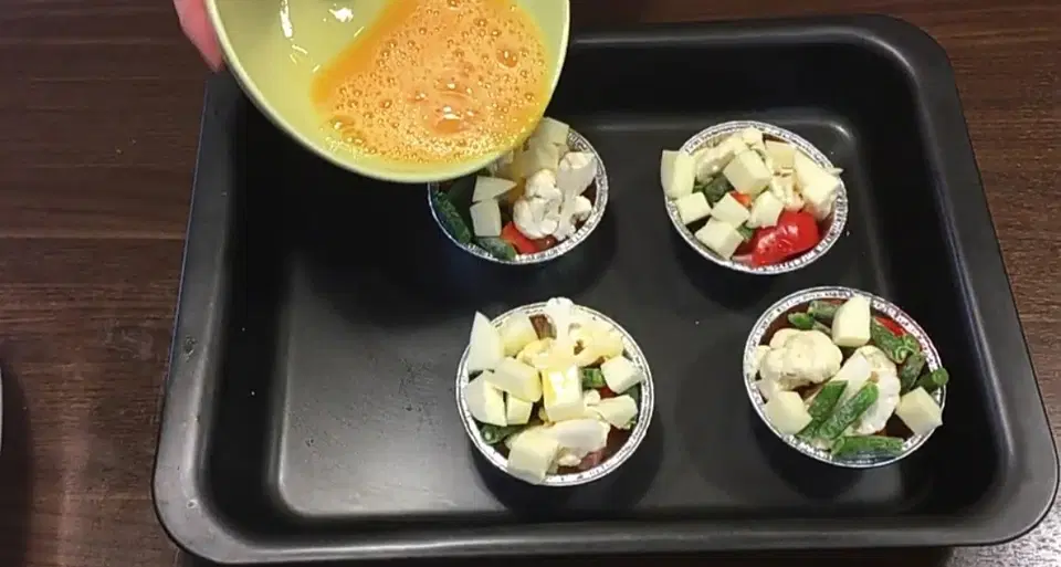 Яичница с колбасой и сыром в духовке — шаг 5