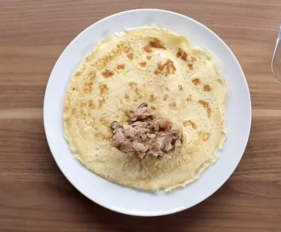 Яичные блинчики с курицей и грибами — шаг 6