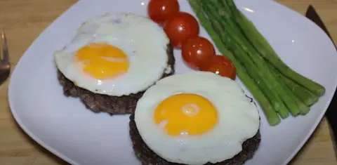 Рубленный бифштекс с луком и зеленью