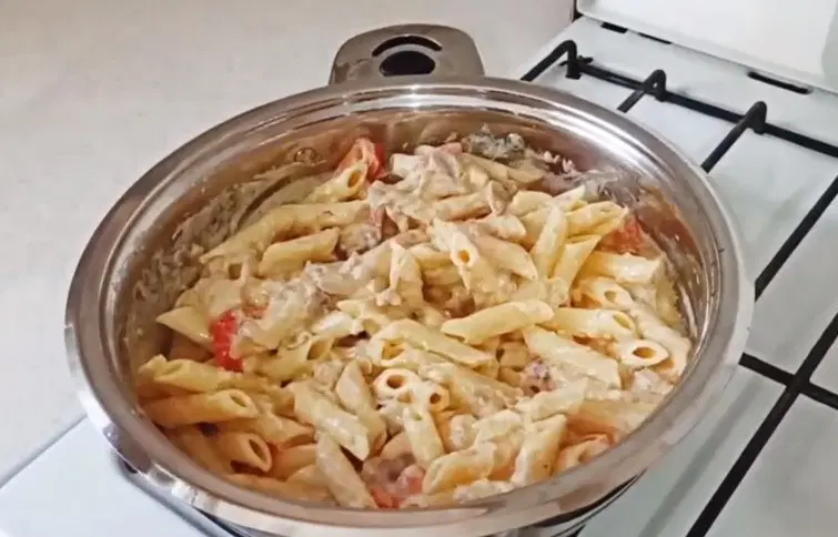 Паста в сливочном соусе с чесноком и помидорами — шаг 6