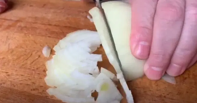 Свиные рулетики с грибами и сыром — шаг 3