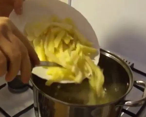 Борщ с квашеной капустой — шаг 2