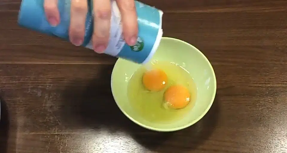 Яичница с колбасой и сыром в духовке — шаг 3