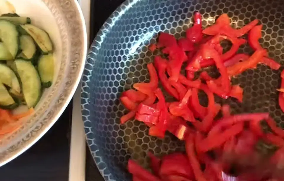 Салат с фунчозой и морепродуктами — шаг 5