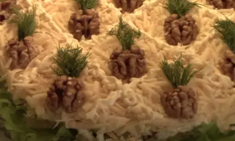 Салат с ананасом, курицей, сыром и грецким орехом.