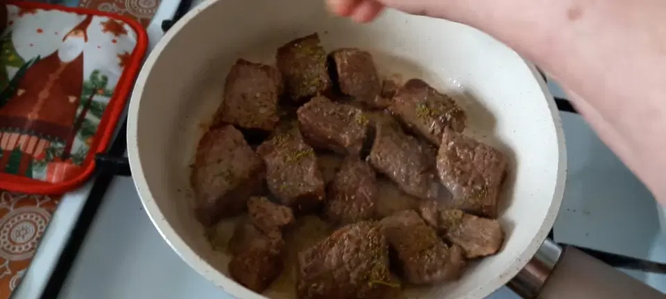 Русское жаркое с говядиной и картошкой — шаг 2