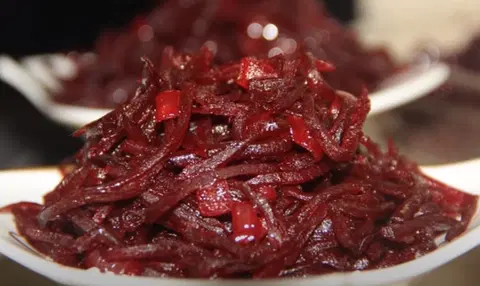 Салат из свеклы с луком и чесноком