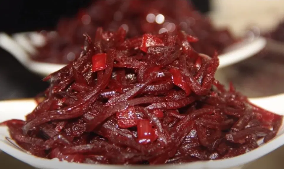 Салат из свеклы с луком и чесноком