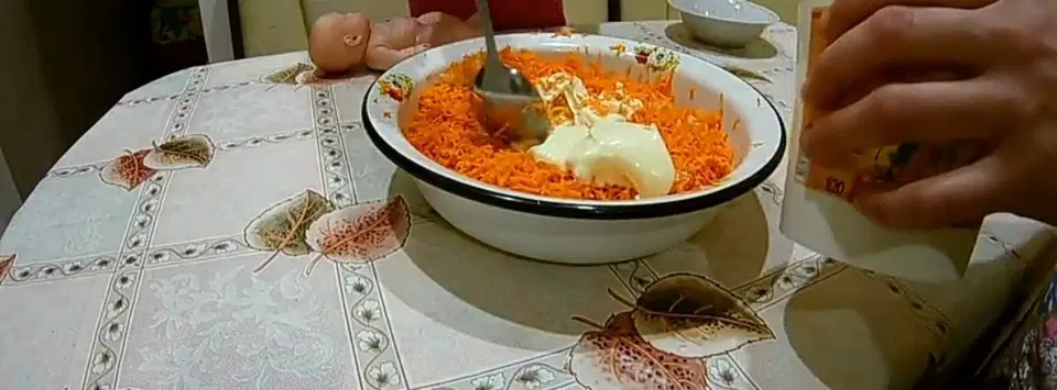 Салат из моркови с чесноком — шаг 3