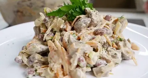 Сытный салат из фасоли