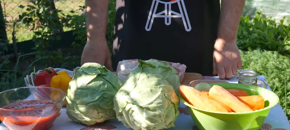 Бигус из свежей капусты с мясом в казане — шаг 1