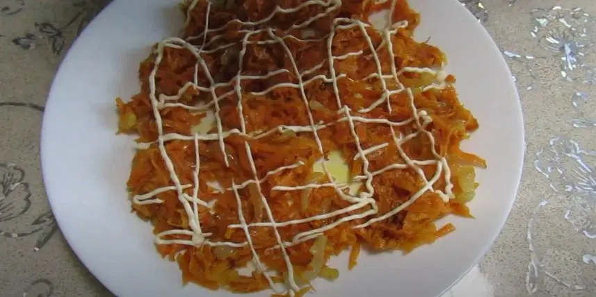 Салат Белый медведь с курагой и грецким орехом — шаг 5
