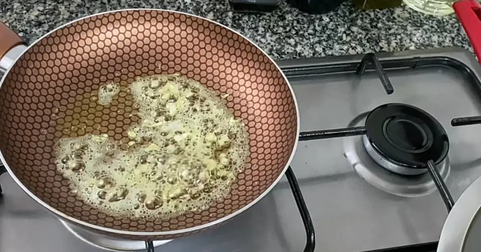 Вкусная яичница на завтрак — шаг 1